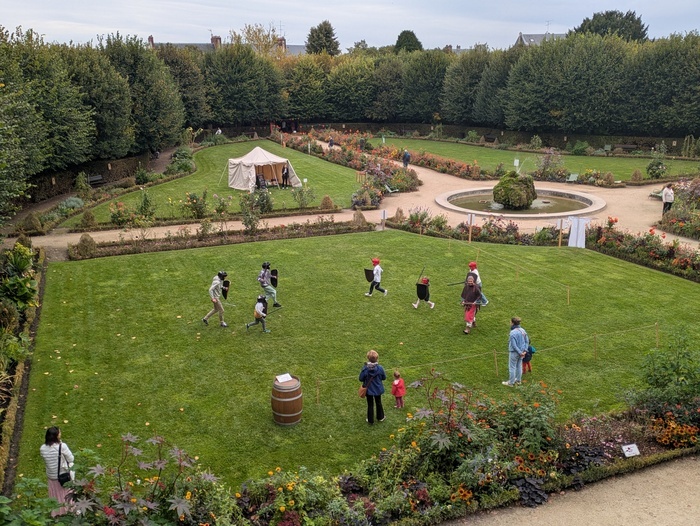 Le combat des petits chevaliers, Cité épiscopale, Meaux