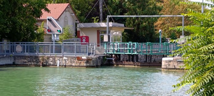 L’écluse de Fléchambault et le canal de l’Aisne à la Marne, Écluse Fléchambault, Reims