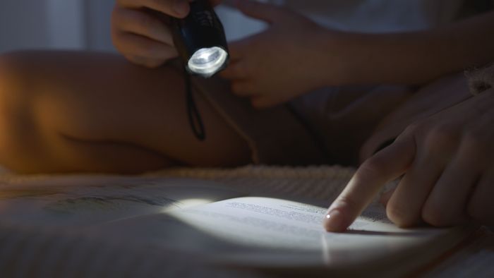 Lecture à la torche, Médiathèque Le Fil, Hellemmes