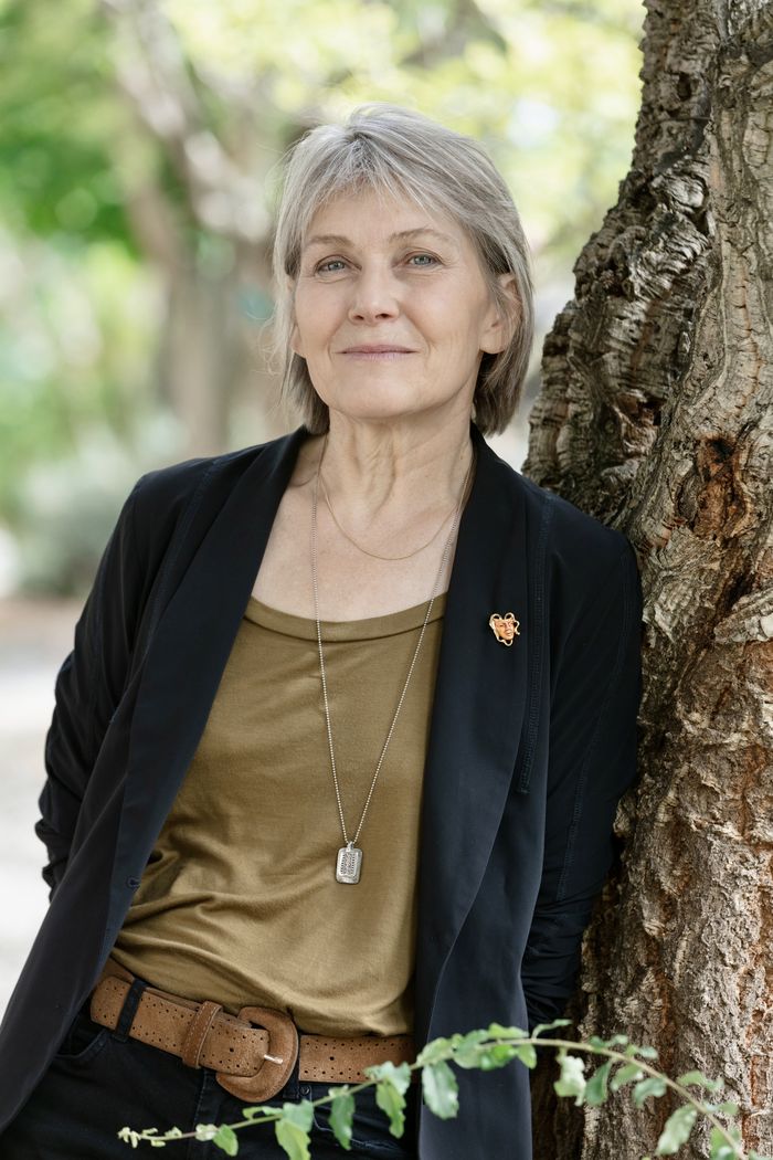 Léona D. par Ella Balaert, Médiathèque Jaqueline de Romilly boulevard JF Kennedy 83300 Draguignan, Draguignan
