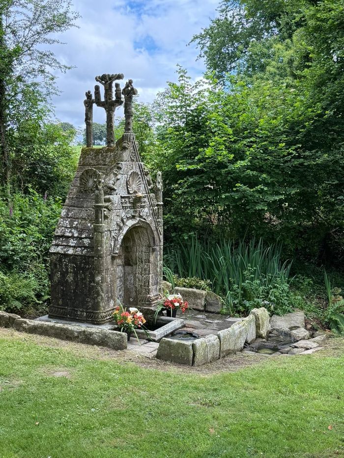 Les eaux guérisseuses et miraculeuses de Bretagne, Chapelle et Fontaine de la Trinité, Cléguérec