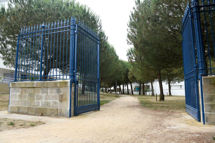 Les grilles de l’ancienne caserne de la Briandais et la porte d’immeuble Jean Royère, Les grilles de la Briandais, Saint-Nazaire