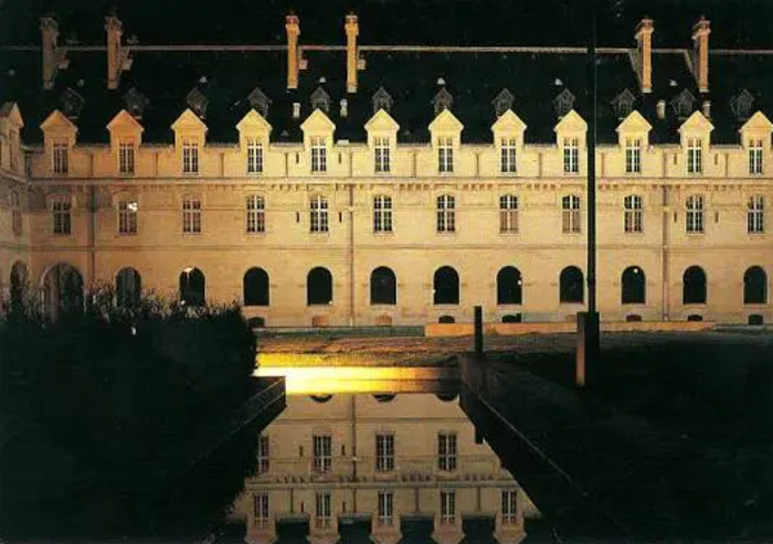 L’Hôtel de Région Grand Est à la tombée de la nuit, grand et petit séminaires de Châlons-en-Champagne, Hôtel de Région (ancien grand séminaire), Châlons-en-Champagne