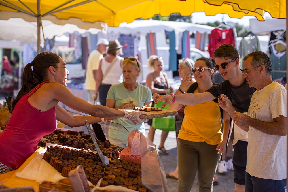 Marché de la ville Place À Weiss Arès