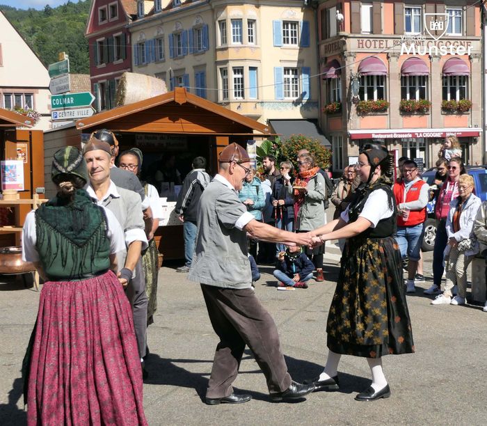 Ouverture de la mairie de Munster, exposition et danses folkloriques, Mairie, Munster