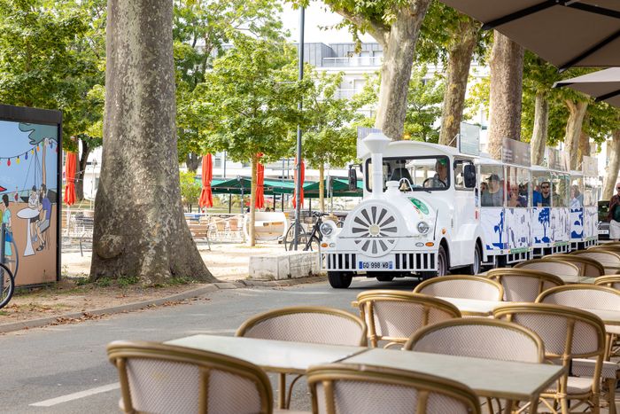 Petit train : Laissez-vous conter le centre historique d&rsquo;Angers, Devant le jardin des plantes, Angers