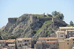 Présentation des vestiges du château d&rsquo;Ascros, Place du château à Ascros, Ascros