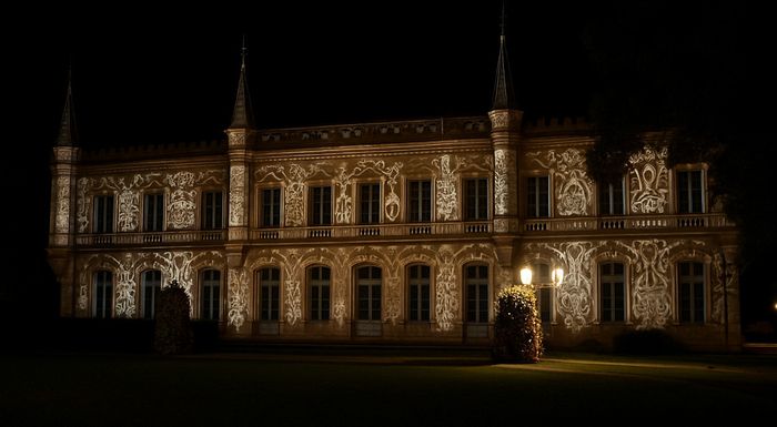 Projection d’un film historique sur la façade de ce château du XIXe siècle, Château de Launaguet, Launaguet