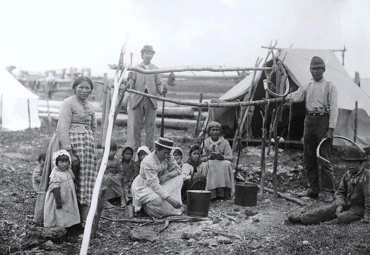 Famille innue au Lac-Saint-Jean à la fin du XIXe siècle