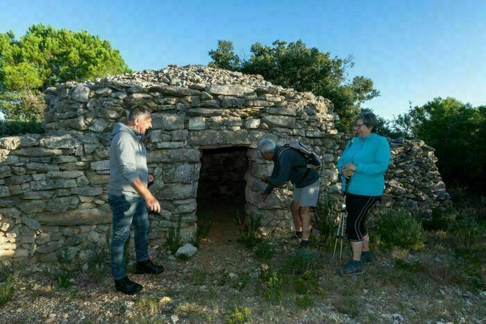 Randonnée commentée sur le Sentier des mille et une pierres, Mairie de Villespassans, Villespassans