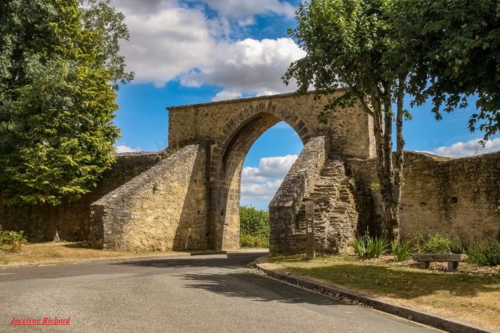 Retour au XII ème siècle, Porte Saint-Mathurin, Bourg le Roi