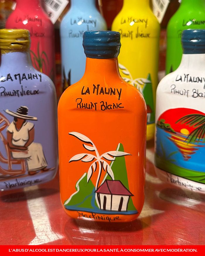Rivière-Pilote / Peinture sur bouteilles de verre à Maison La Mauny avec Tatanka, Distillerie Maison La Mauny, Rivière-Pilote