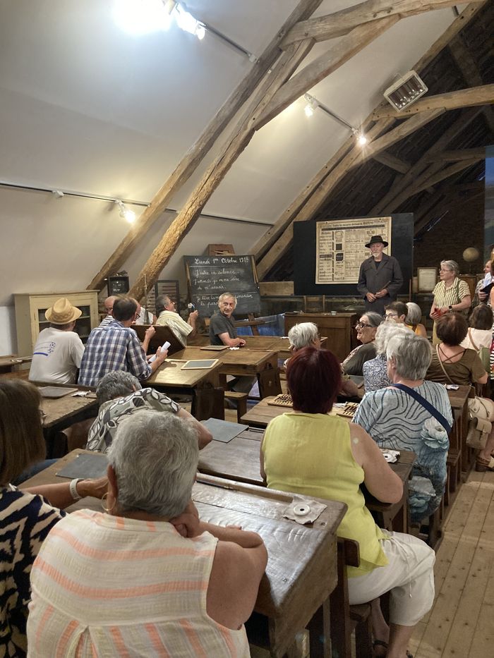 Séance d&rsquo;une classe à l&rsquo;ancienne, Maison des Traditions, Chassignolles