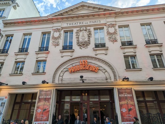 Spectacles et art de vivre : de Trinité à Blanche, Place Estienne d’Orves, Paris