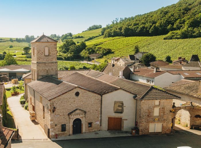 Sur les traces de la restauration de l’église réhabilitée en domaine viticole, Domaines AUVIGUE, Fuissé