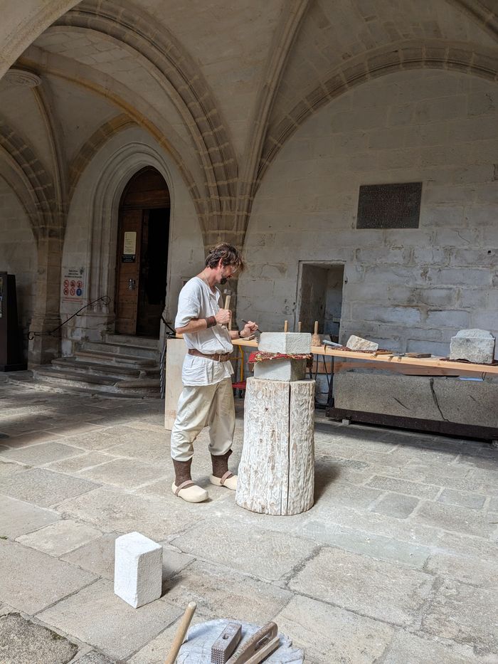 Taille de pierre dans le cloître de l&rsquo;abbaye, Abbaye de La Chaise-Dieu, La Chaise-Dieu