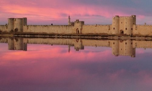 Tout est faux ! Une visite qui déconstruit les idées reçues, Place Saint-Louis, Aigues-Mortes