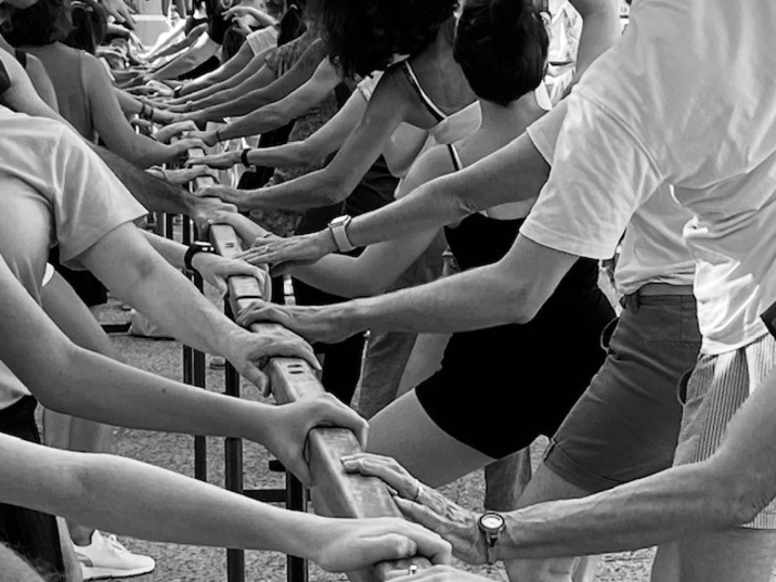 Une barre de danse classique proposée par Lydie Fornage en plein air pour ouvrir les Journées du Patrimoine à Épinal, Marché couvert, Épinal