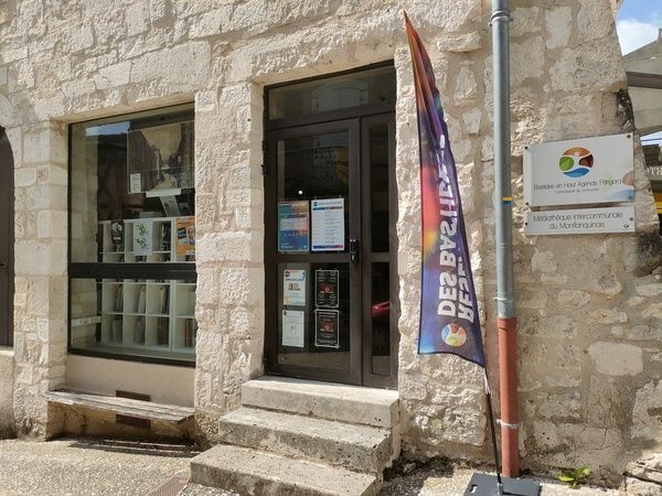 Une collection de cartes postales à la médiathèque de Monflanquin, Monflanquin, Monflanquin