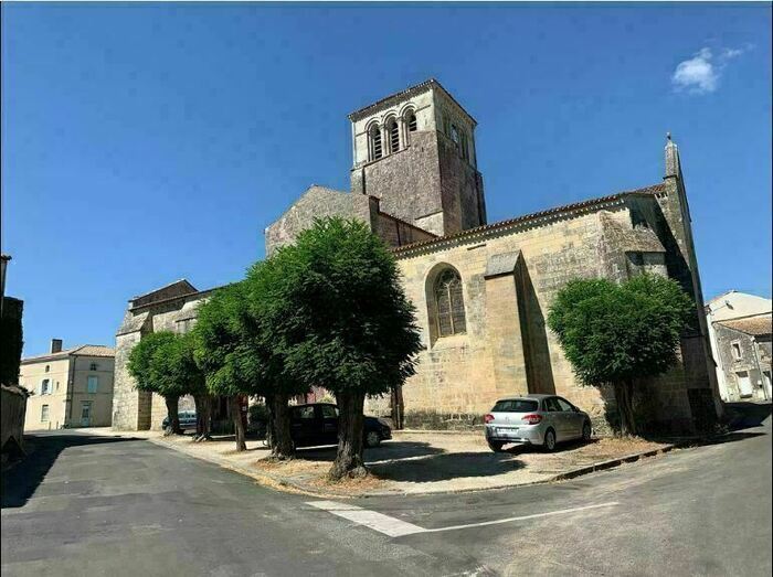 Venez découvrir cette église romane à clocher carré du XIIe siècle, Église Saint-Étienne, Coulonges-sur-l’Autize
