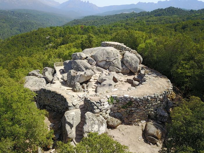 Visite commentée des sites archéologiques de Cuccuruzzu – Capula par la médiatrice Chantal de Peretti, Site archéologique de Cucuruzzu, Levie