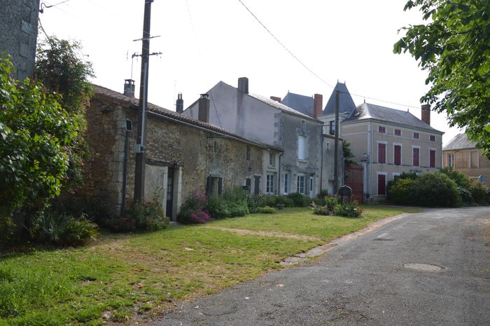 Visite commentée du bourg de Saint-Jouin-de-Marnes, Place du Monument aux morts, Plaine-et-Vallées