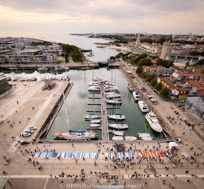 Visite de la frise climatique Warming Stripes de La Rochelle – Vieux Port, Quai de la Georgette, La Rochelle