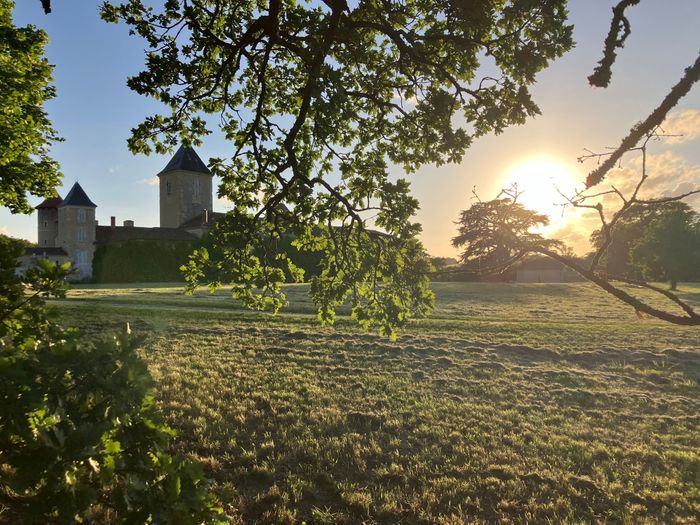Visite des extérieurs du château de Magnas, Château de Magnas, Magnas