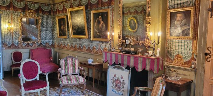 Visite des salons du Château du Thiolent, Château du Thiolent, Vergezac