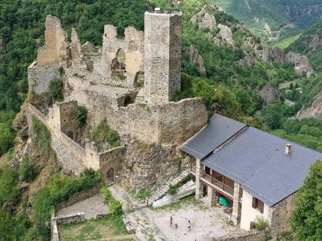 Visite du château d’Usson et maison du patrimoine, Château d’Usson et maison du patrimoine, Rouze