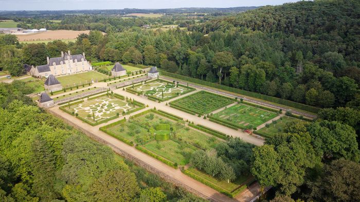 Visite du Coscro, Jardins et château du Coscro, Lignol