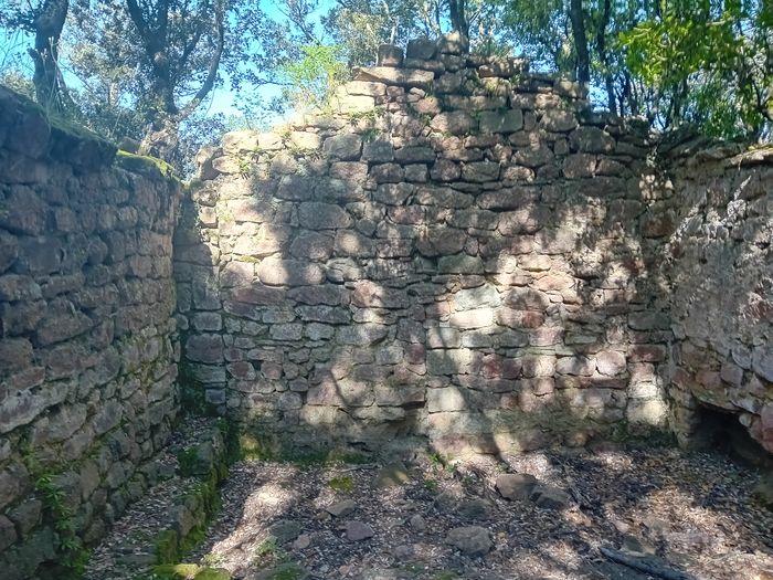 Visite du site archéologique de Sainte-Candie sur le Rocher de Roquebrune-sur-Argens, Chapelle Saint Roch, Roquebrune-sur-Argens