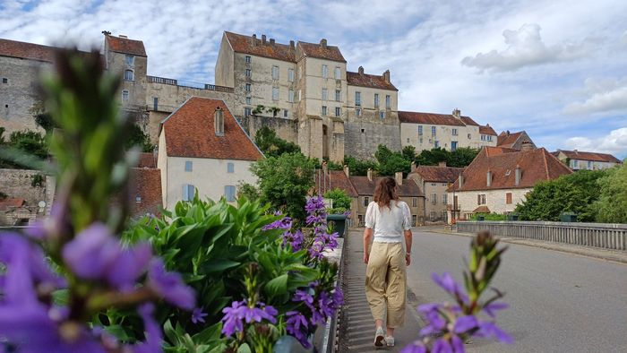Visite du village et de l’église de Pesmes, Place des Promenades, Pesmes