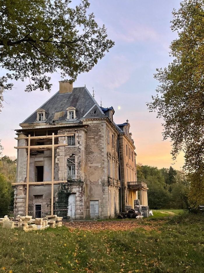 Visite extérieure du château de Bierre-lès-Semur, Château de Bierre-lès-Semur, Le Val-Larrey
