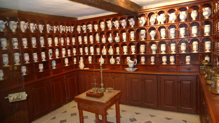 Visite guidée de l&rsquo;apothicairerie – Moutiers Saint Jean 21, Apothicairerie Hôpital Saint Sauveur 8 place de l&rsquo;Hôpital 21500 Moutiers Saint Jean, Moutiers-Saint-Jean