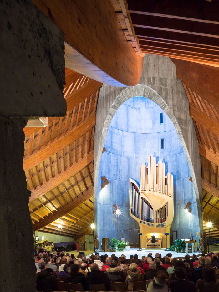 Visite guidée de l’église Notre-Dame des Neiges : histoire, architecture et vitraux d’Arcabas, mobilier liturgique, Église Notre-Dame des Neiges, Huez