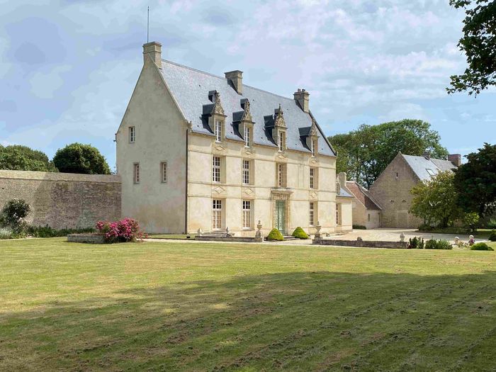 Visite guidée des lieux en lien avec l’histoire du port de Bernières, Manoir de la Luzerne, Bernières-sur-Mer