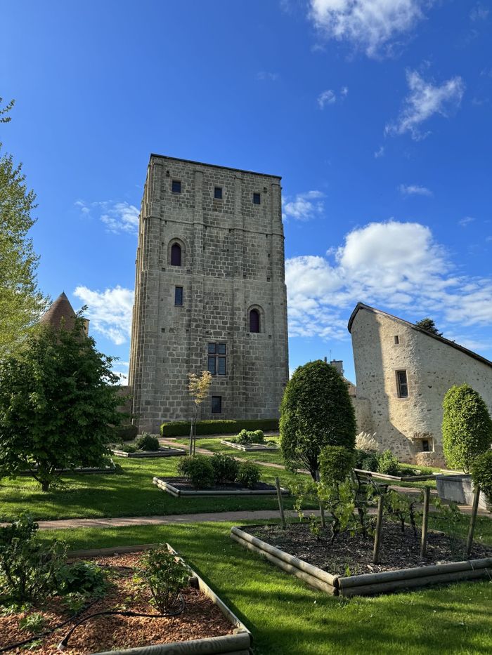 Visite guidée du donjon de la Toque, Donjon de La Toque, Huriel