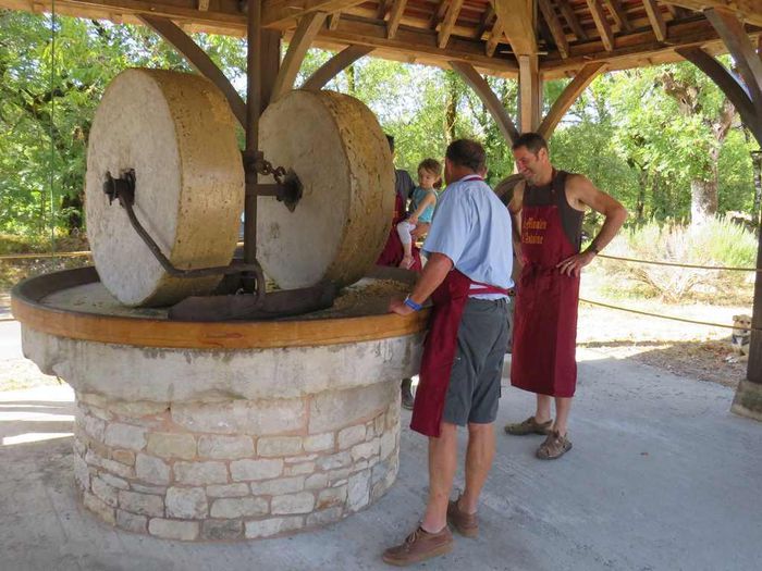 Visite guidée du moulin d’Antoine : un voyage au cœur de la fabrication artisanale d’huile de noix, Moulin d’Antoine, Cressensac-Sarrazac