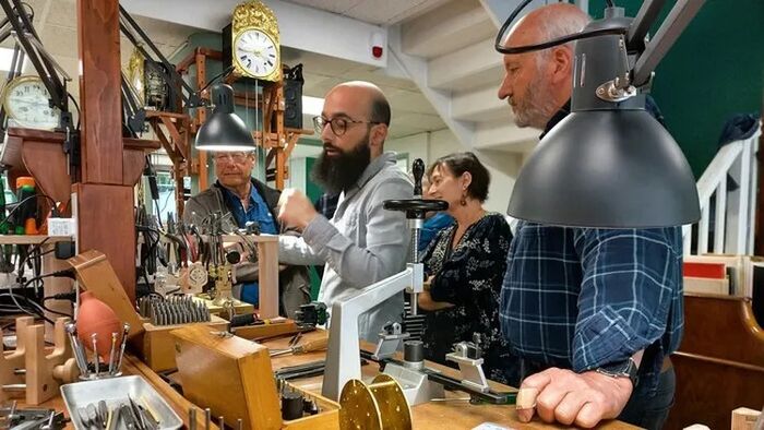 Visite guidée d&rsquo;un atelier d&rsquo;horlogerie spécialisé en réparation d&rsquo;horloges, pendules, pendulettes et montres anciennes., Atelier Horlogers Lyonnais, Lyon