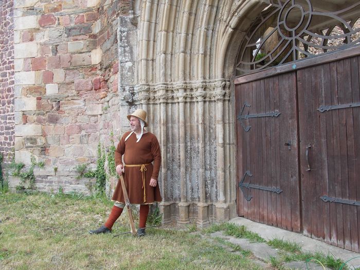 Visite guidée en costume – Montfort médiévale, Kiosque info – Mail Renée Maurel, Montfort-sur-Meu