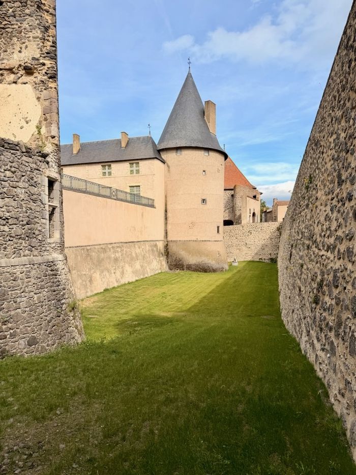 Visite libre du Château de Villeneuve, Château de Villeneuve-Lembron, Villeneuve
