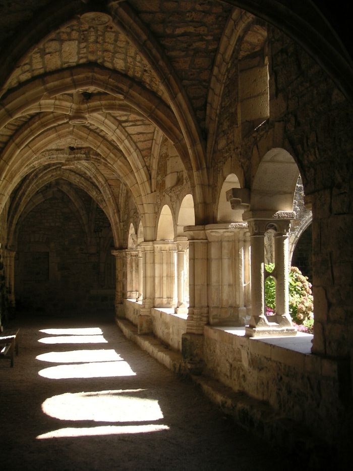 Visite libre du cloître et sa mise au tombeau – Carennac, Cour du prieuré de Carennac, Carennac