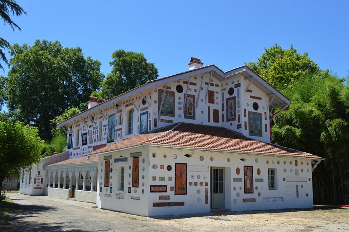 Visite libre du domaine et expositions des céramiques de Théodore Deck, Domaine de Senelles, dit  » Maison des Assiettes « , Bias