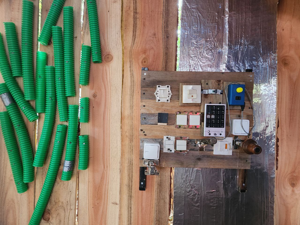 Panneau d’interrupteurs, Cabane Sensass