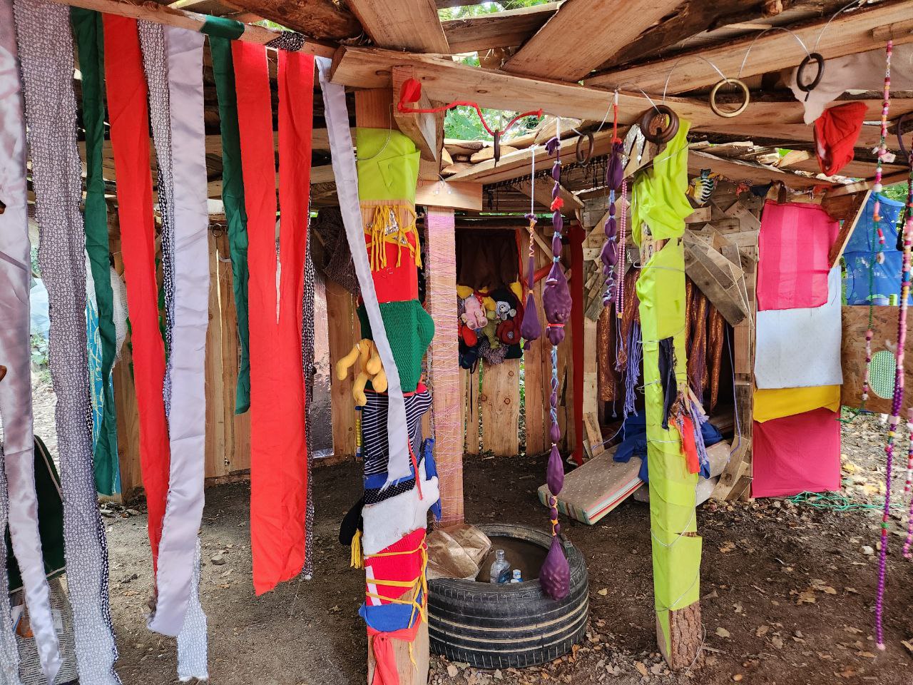 Intérieur de la Cabane Sensass au Terrain d'Aventure