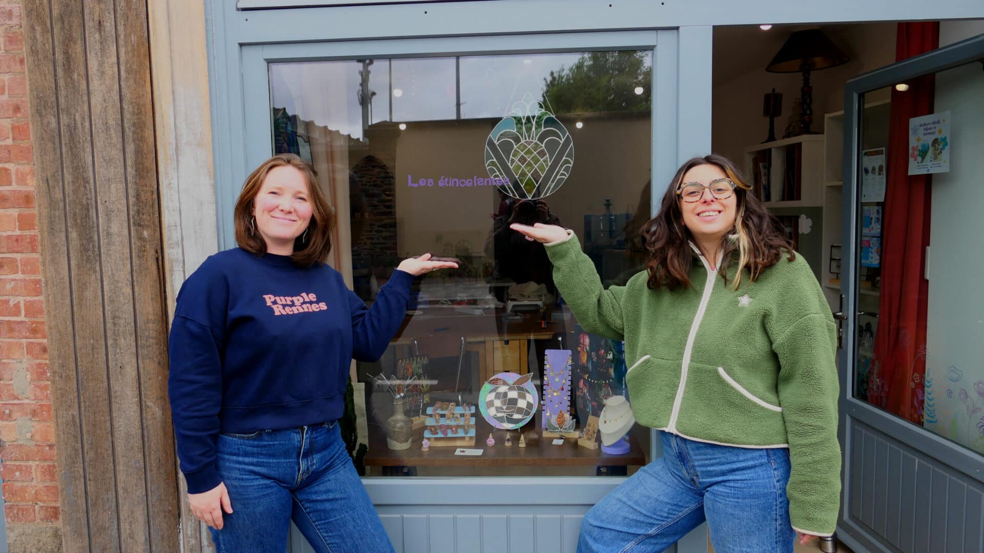 Aurélie et Lisa devant leur future boutique dans le quartier de Saint-Hélier